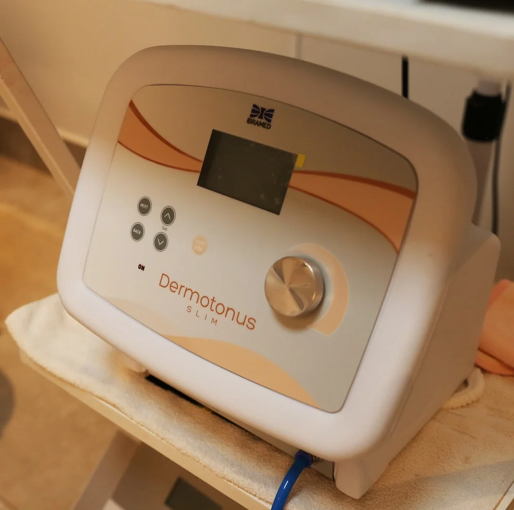 Equipamento Dermotonus Slim na clínica